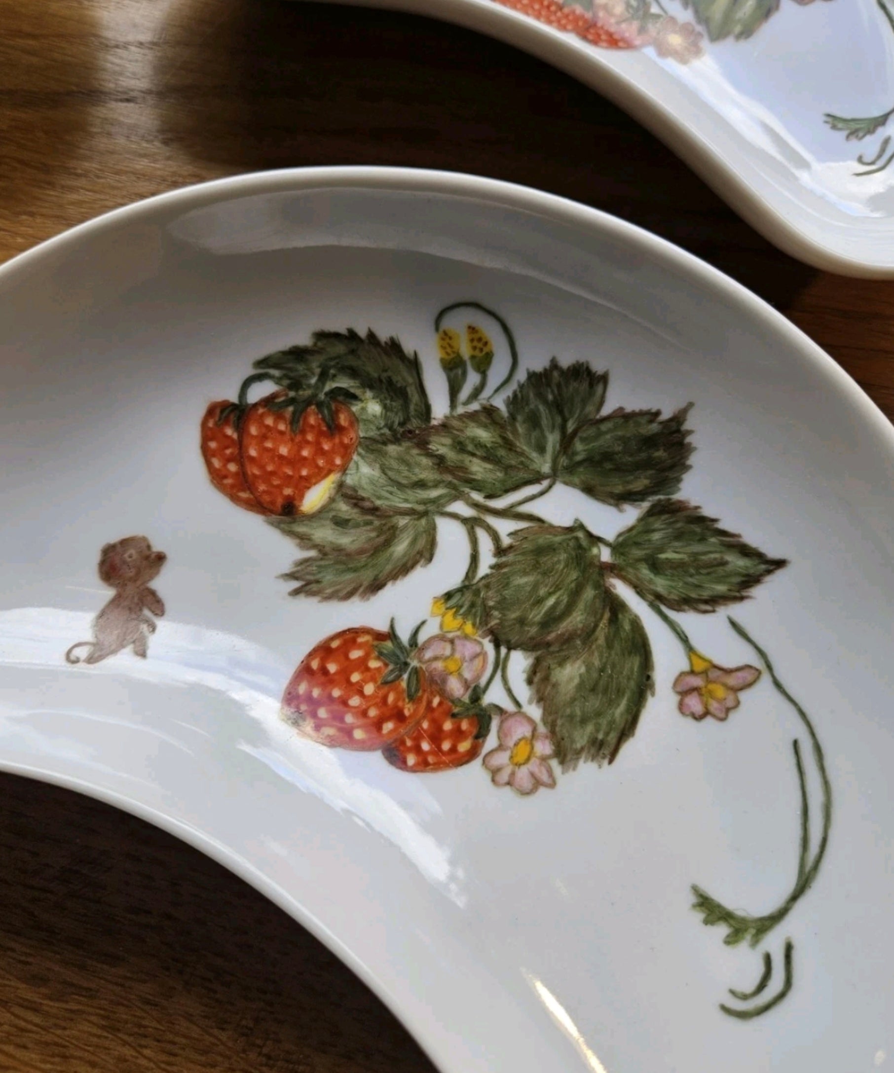 Set of 4 Vintage Hand Painted Strawberry Crescent Dishes – Marlene Lonsdale 1993/94