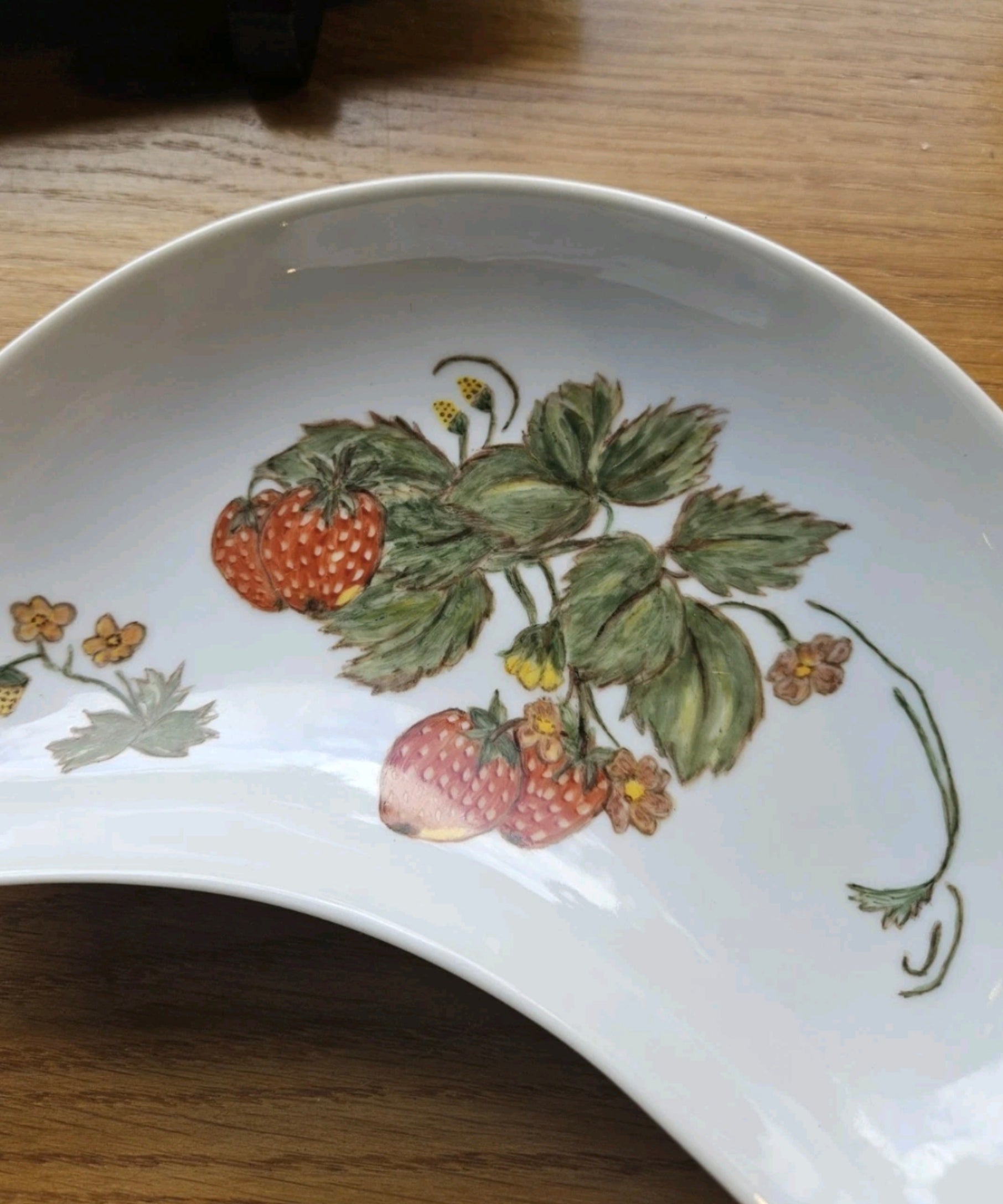 Set of 4 Vintage Hand Painted Strawberry Crescent Dishes – Marlene Lonsdale 1993/94